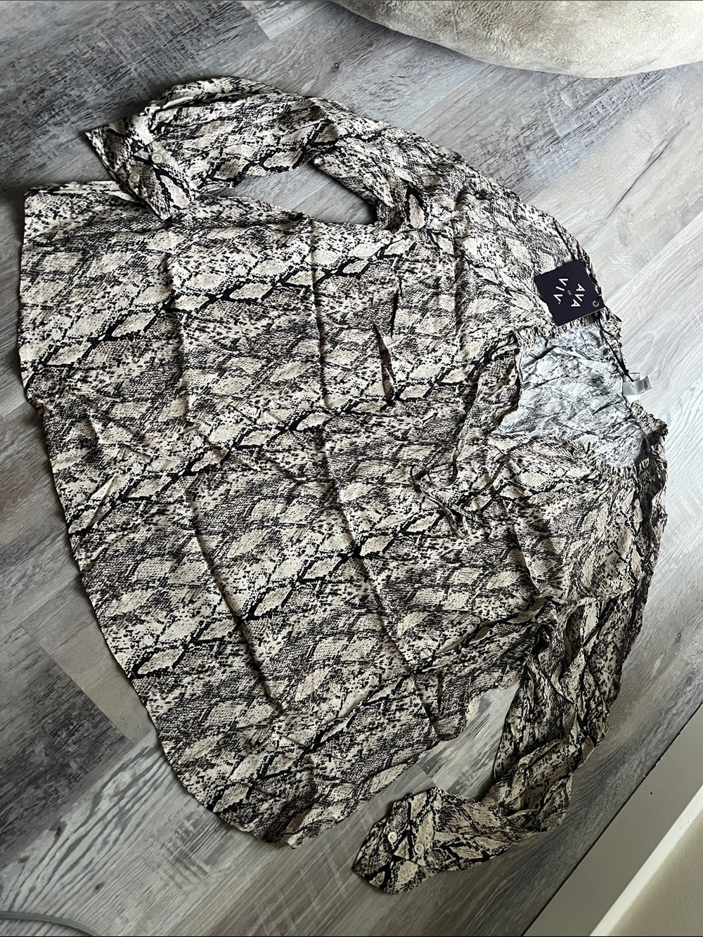 Ava & Viv Snake Print Long Sleeve Blouse in Black and Cream